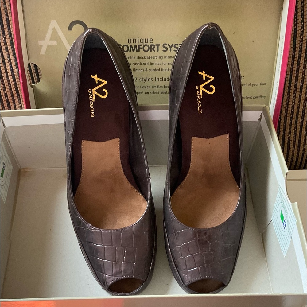 New In Box. Women’s Aerosole Brown Crocodile Comfort Heels Size 9
